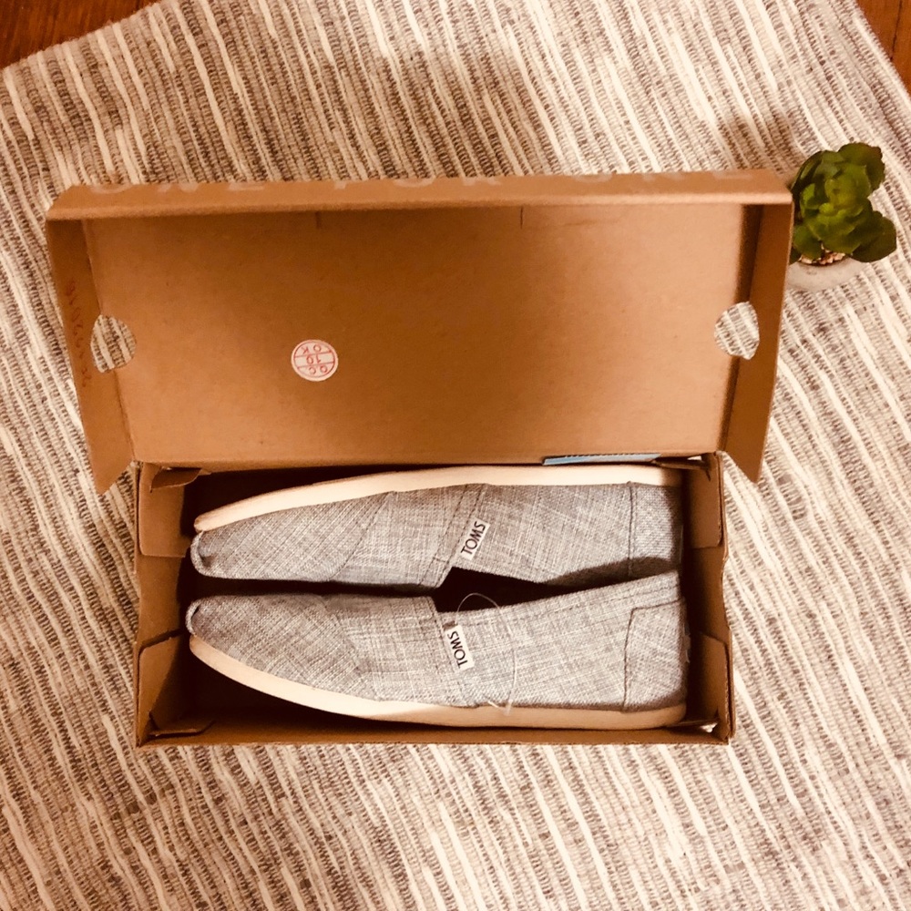 NWT Toms original shoe